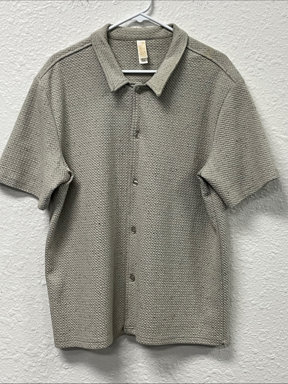 Fleece Factory Short-Sleeve Button-Up Shirt in Light Gray